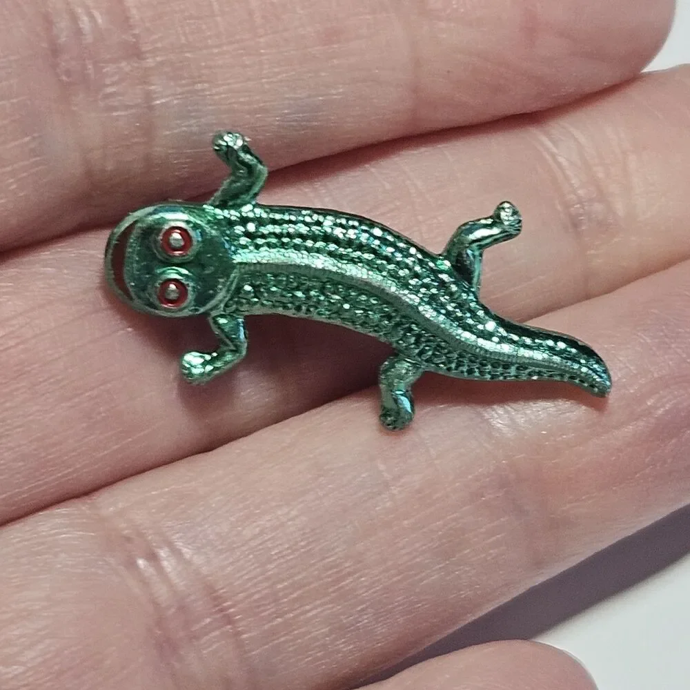 Vintage Tiny Lightweight Metal Lizard or Gecco Pin Hong Kong 1-1/16